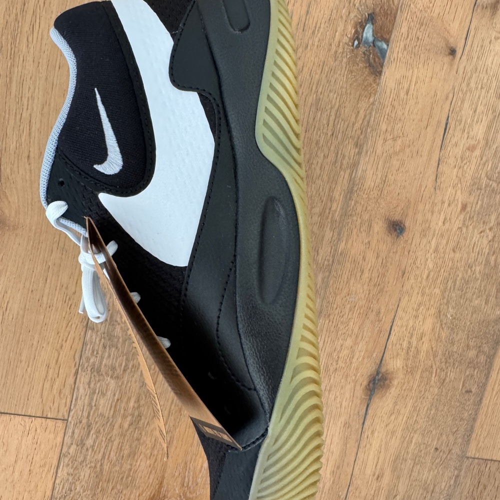 Nike Black and White volleyball court shoes - Picture 9 of 14